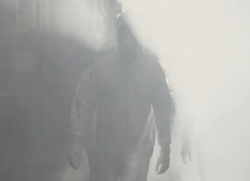 Ein Tatortreinigen im Schutzanug geht langsam duch einen Tatort